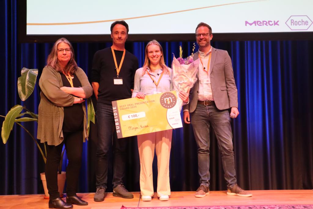 Groep mensen houdt cheque vast