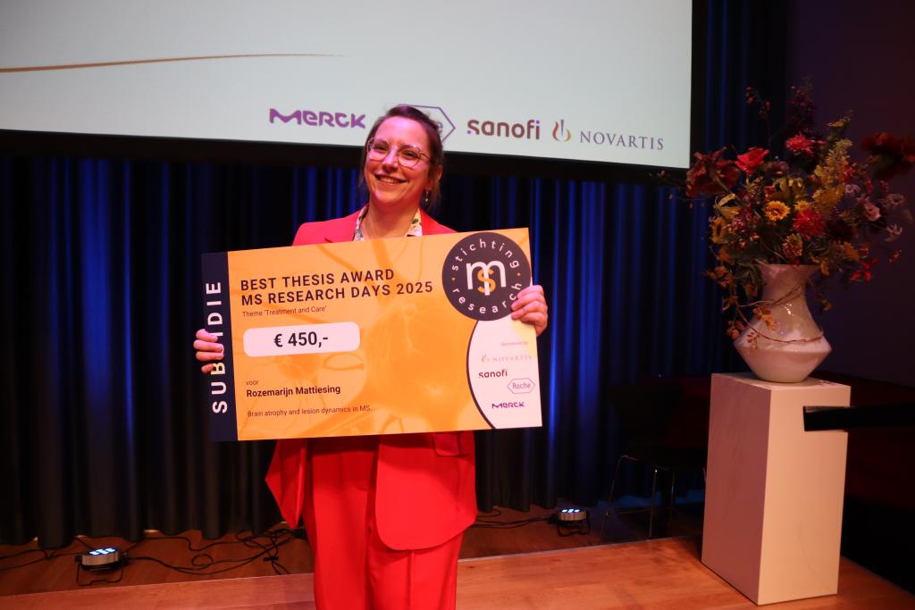 Vrouw houdt cheque vast