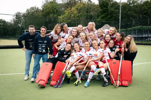 Een hockeyteam dat zich inzet voor The May 50K vanwege een teamlid die MS heeft